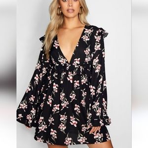 Boohoo Plus Size ➕️ Plunge Floral Ruffle Skater Dress
